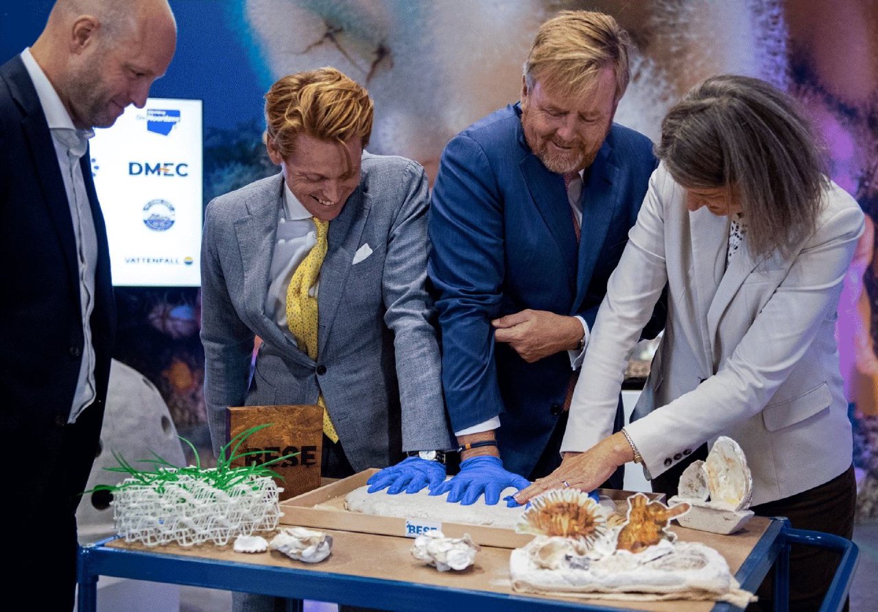 King Willem-Alexander working with BESE reef paste during a visit to Ecowende